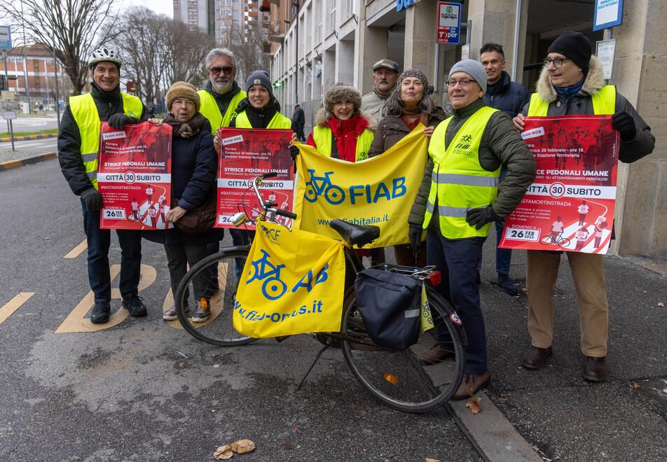 Ferrara. Una catena umana per invocare una città ai 30 orari 