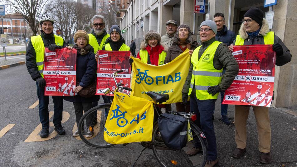 Ferrara. Una catena umana per invocare una città ai 30 orari