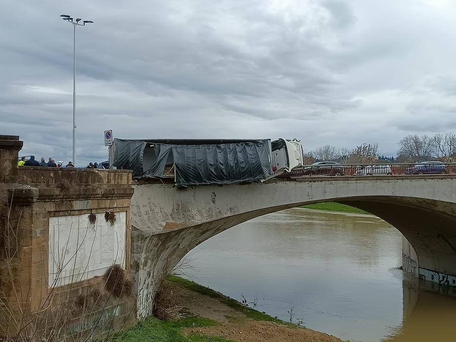 Firenze, camion si ribalta su Ponte alla Vittoria. Traffico in tilt e viali bloccati per la rimozione
