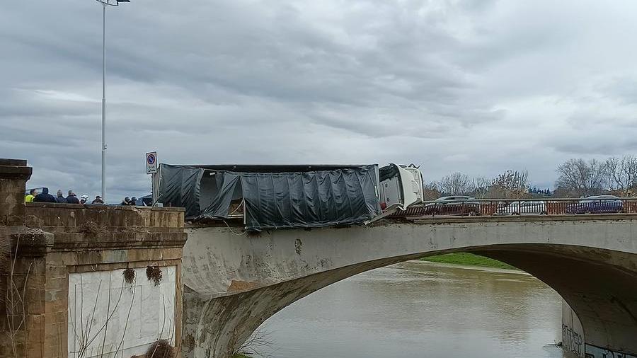 Firenze, camion si ribalta su Ponte alla Vittoria. Traffico in tilt e viali bloccati per la rimozione