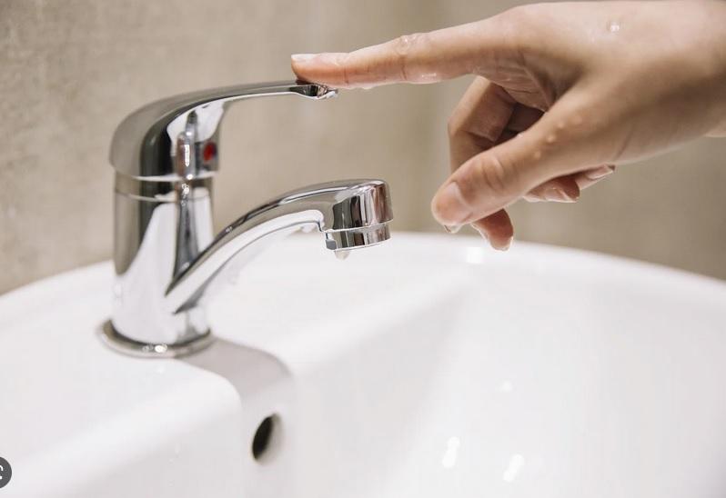 Acqua in pericolo, lavastoviglie sempre a pieno carico e rubinetto chiuso quando si lavano i denti