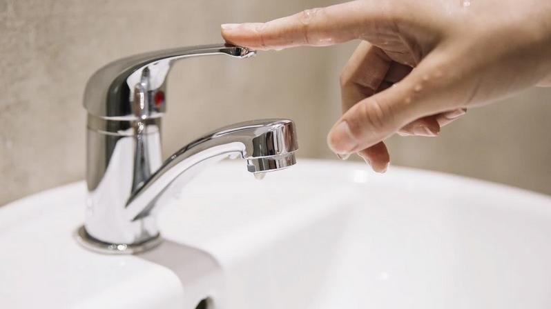 Acqua in pericolo, lavastoviglie sempre a pieno carico e rubinetto chiuso quando si lavano i denti