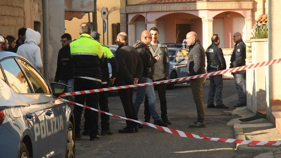 Forze dell'ordine e familiari davanti alla casa di Chiara Carta e della mamma Monica Vinci