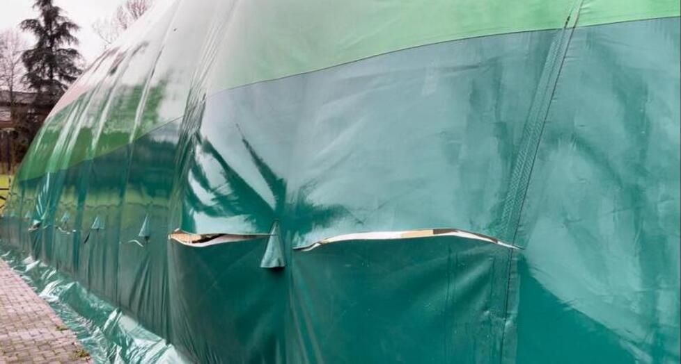 I vandali tagliano il pallone dello Skating: uno sfregio lungo 30 metri