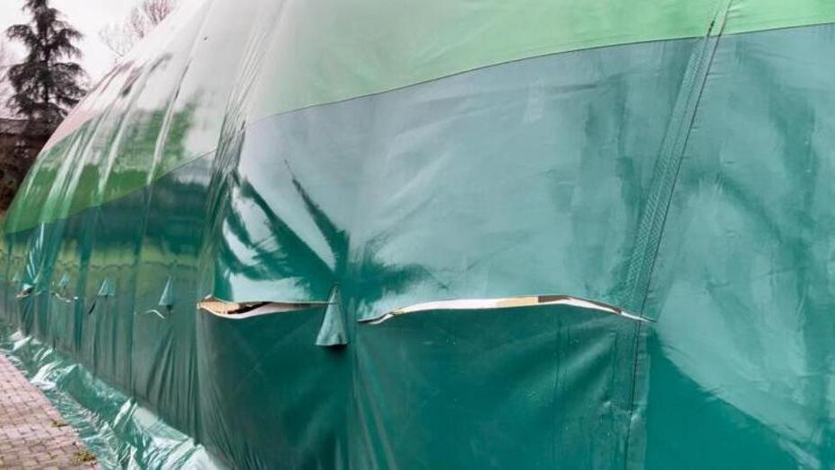 I vandali tagliano il pallone dello Skating: uno sfregio lungo 30 metri