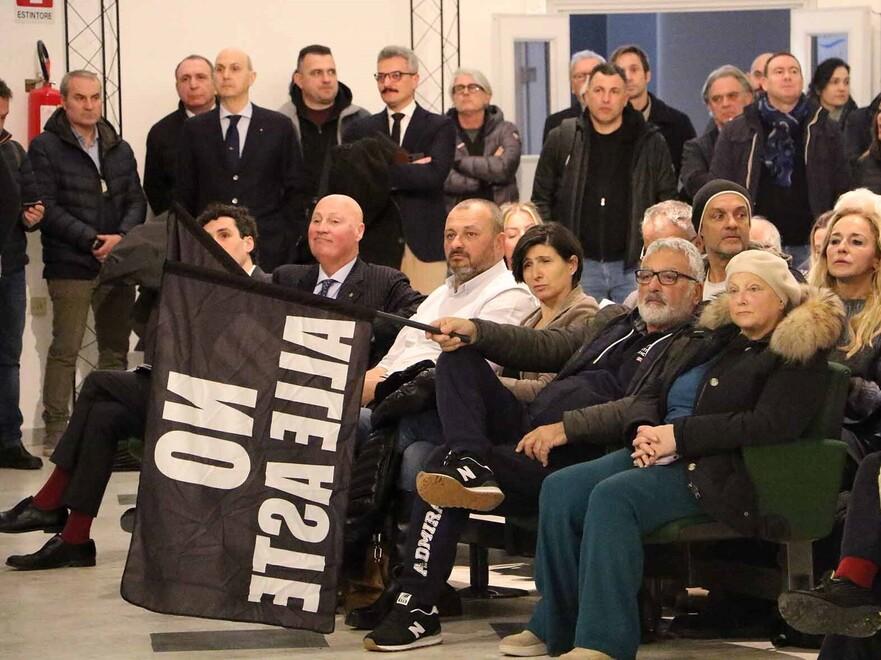 Spiagge all’asta, Gasparri a Carrara coccola i balneari e attacca Mattarella: «Ha tanti impegni ma pensa solo a voi...»