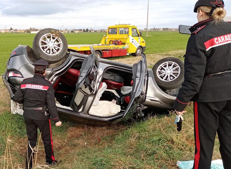 Codigoro, cappotta con l’auto: salvata dagli imbianchini