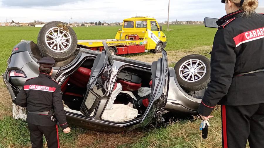 Codigoro, cappotta con l’auto: salvata dagli imbianchini
