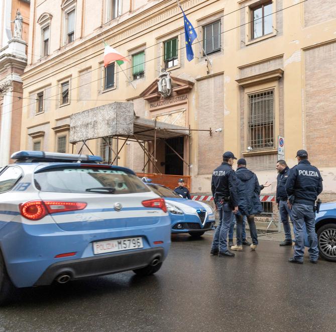 Modena L'allarme bomba in Tribunale Palazzo evacuato e strada chiusa per tre ore