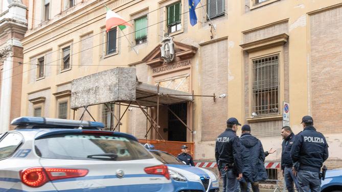 Modena L'allarme bomba in Tribunale Palazzo evacuato e strada chiusa per tre ore
