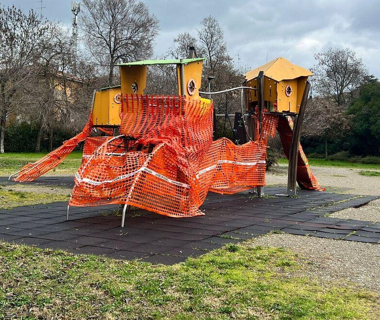 Modena «Sentieri distrutti, giochi rotti: sistemate il Parco Amendola» 