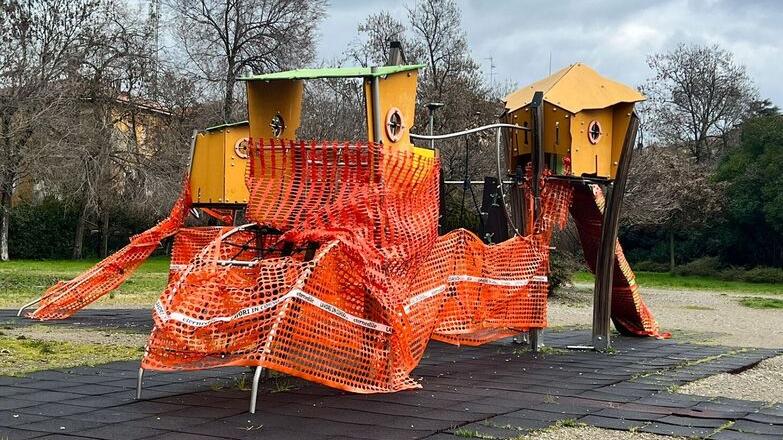 Modena «Sentieri distrutti, giochi rotti: sistemate il Parco Amendola»