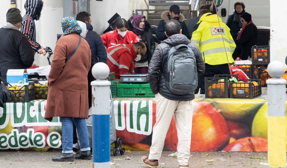 Malore fatale al mercato: muore un commerciante Inutili i soccorsi al 63enne