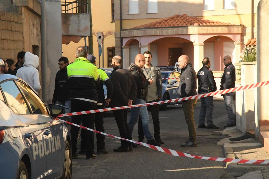 
	Forze dell'ordine e familiari davanti alla casa di Chiara Carta e della mamma Monica Vinci

