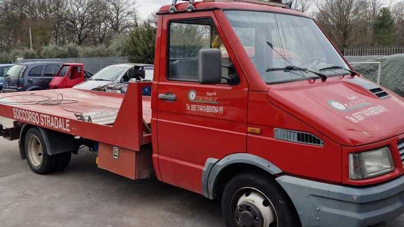 Il carroattrezzi utilizzato per il tentato colpo al bancomat