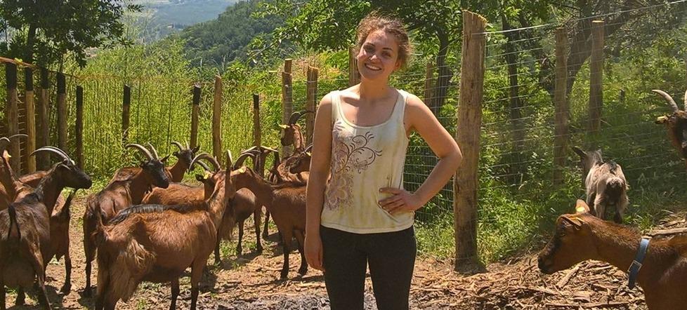 L’archeologa-pastora, a 27 anni sceglie la campagna: «Mio babbo mi regalò due caprette e...»