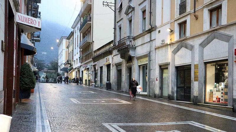 Il centro di Carrara deserto, il commerciante: «La città è morta oltre vent’anni fa, ecco i motivi»
