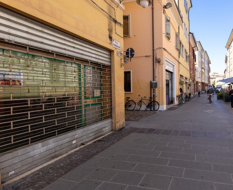 Ferrara, la serrata in centro storico: 121 i negozi in meno