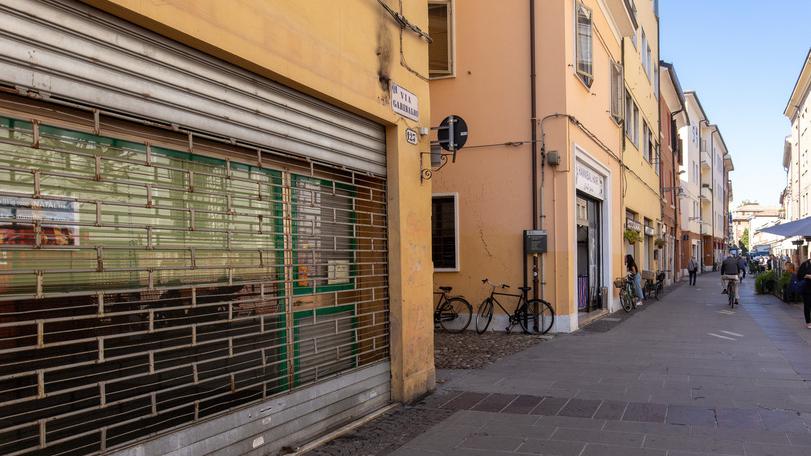 Ferrara, la serrata in centro storico: 121 i negozi in meno