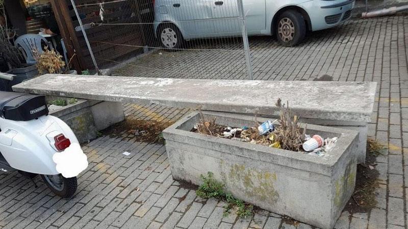 La panchina a Cecina dove la donna ha dormito per mesi