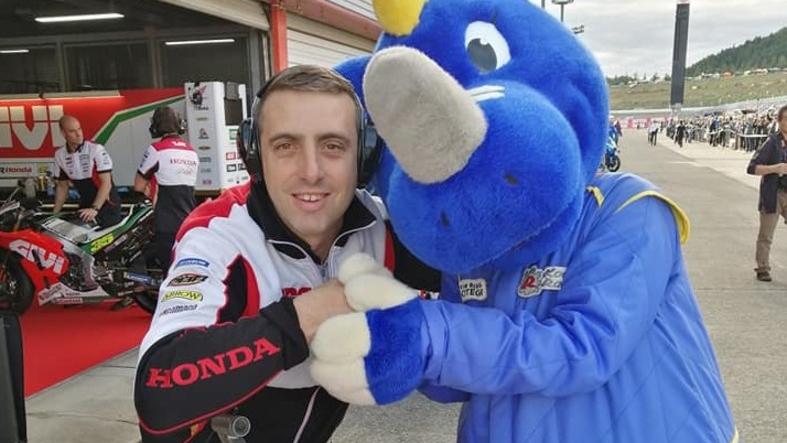 Filippo in una pausa dal lavoro nel box Honda 