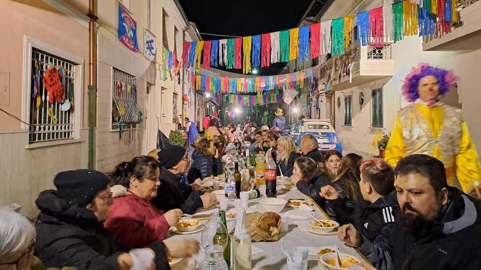 «Tutti pazzi in via Guerrazzi», torna la cena dell’allegria a Viareggio con 140 persone
