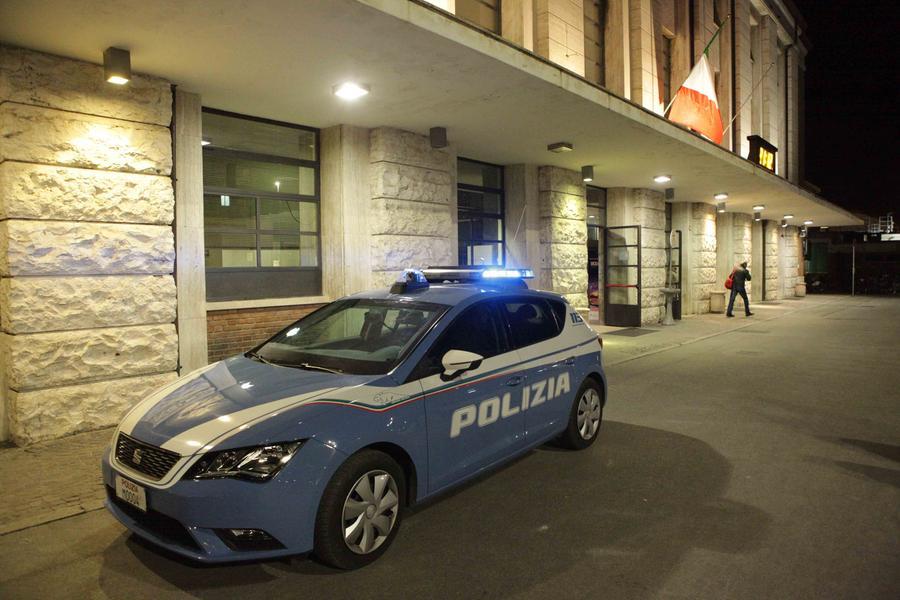 Uomo accoltellato davanti alla stazione di Reggio Emilia