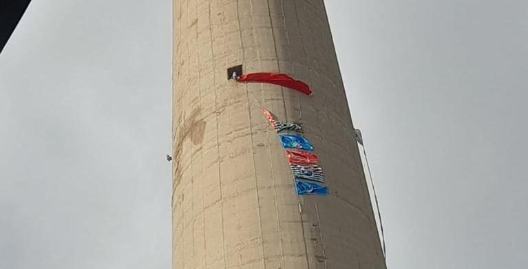 Protesta a Portovesme, quattro operai salgono su una ciminiera a 100 metri d’altezza
