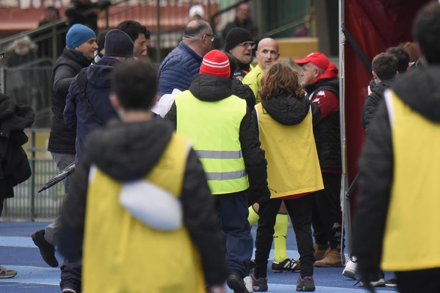 
	Le proteste verso l'arbitro nel finale di gara (foto Agenzia Bf)

