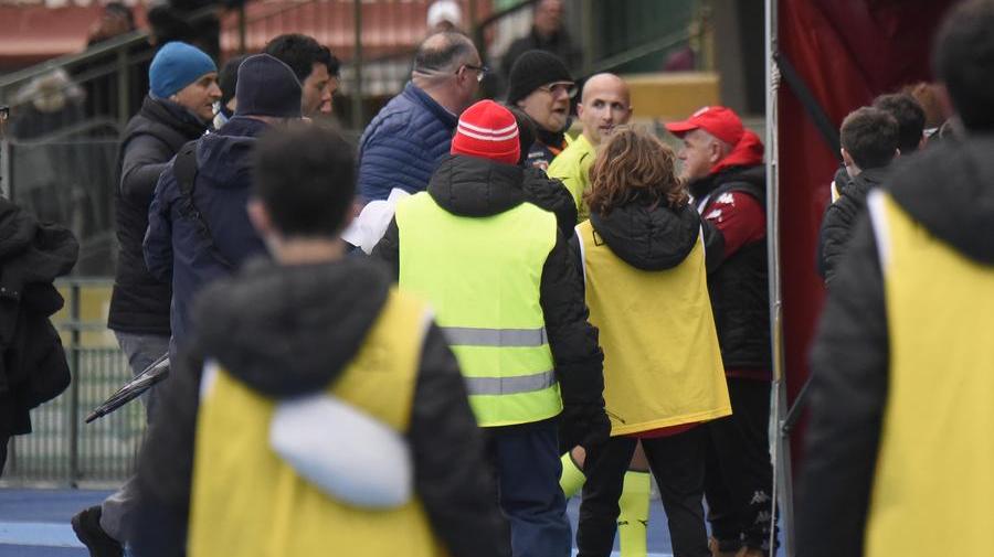 Le proteste verso l'arbitro nel finale di gara (foto Agenzia Bf)