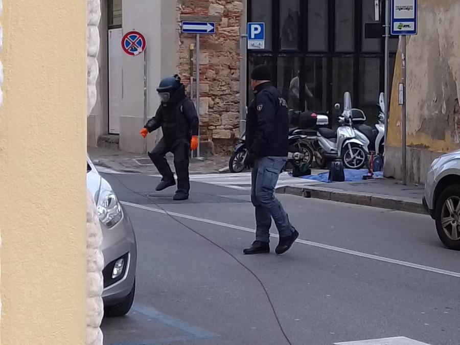 Allarme bomba in via San Marco, chiamati gli artificieri per uno zaino abbandonato davanti all’asilo