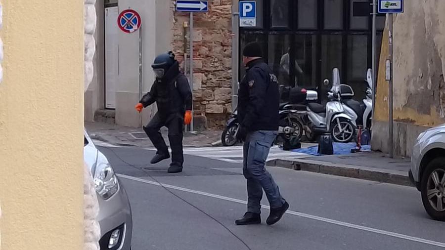 Allarme bomba in via San Marco, chiamati gli artificieri per uno zaino abbandonato davanti all’asilo