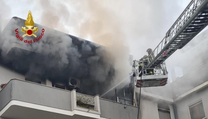 Brucia un appartamento a Cagliari, in salvo gli abitanti