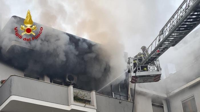 Brucia un appartamento a Cagliari, in salvo gli abitanti