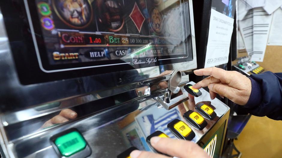 Copparo, tre minori nella sala scommesse: maxi sanzione per il titolare