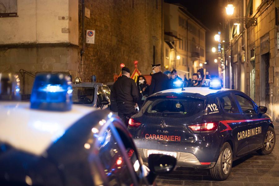 Crea scompiglio in strada, carabinieri costretti a usare il taser