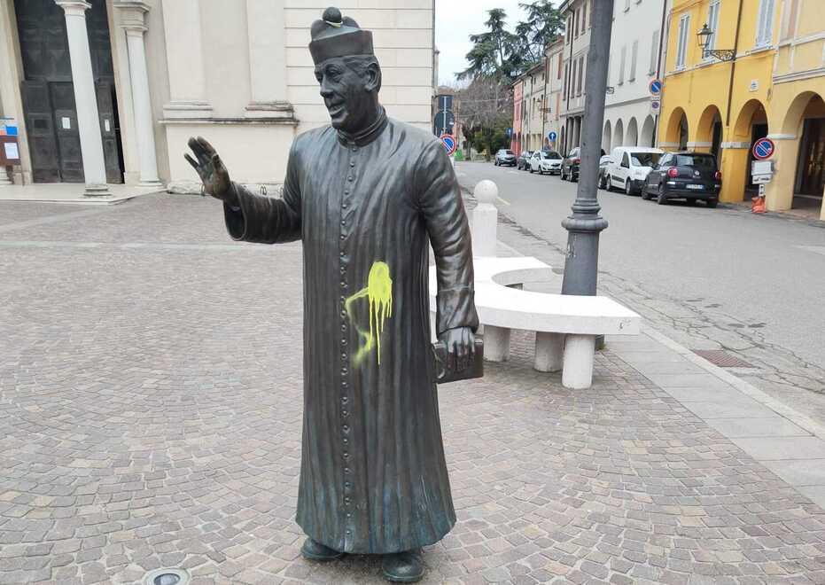 Vernice gialla in piazza a Brescello sulla statua di Don Camillo
