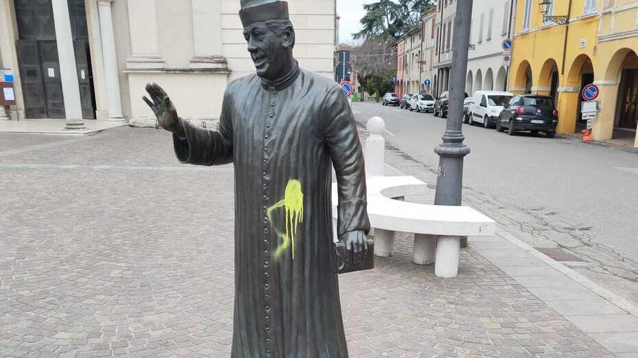 Vernice gialla in piazza a Brescello sulla statua di Don Camillo