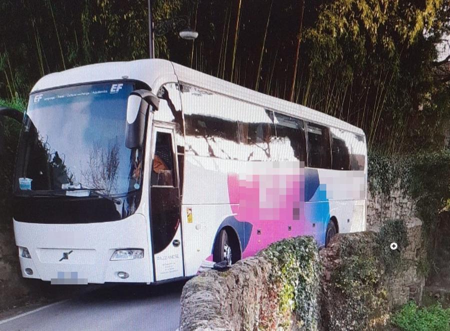 Firenze, pullman turistico incastrato in via San Leonardo