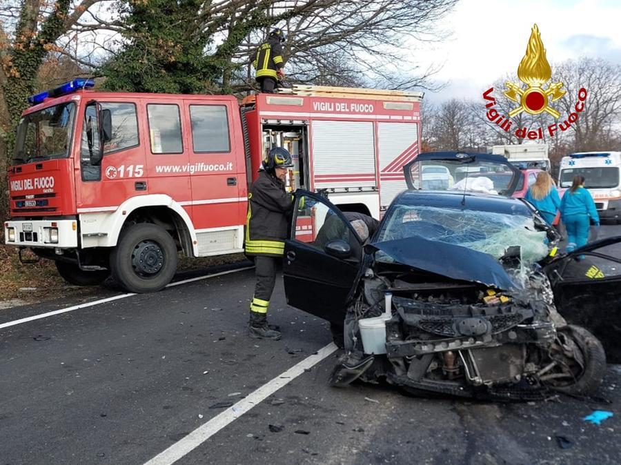 Castelnuovo Val di Cecina, schianto furgone-auto: tre feriti