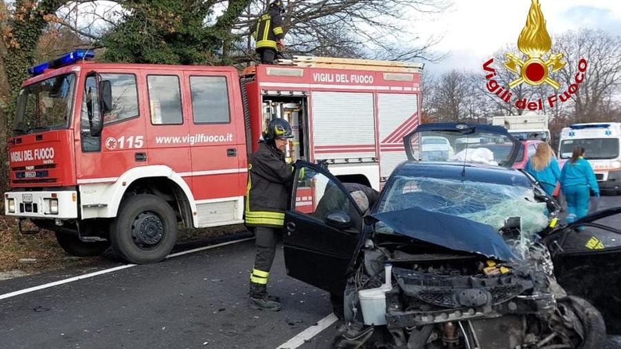 Castelnuovo Val di Cecina, schianto furgone-auto: tre feriti