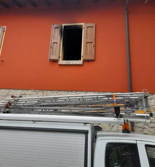 Guiglia. Il figlio 17enne di un pompiere salva mamma e sorelle dal rogo 