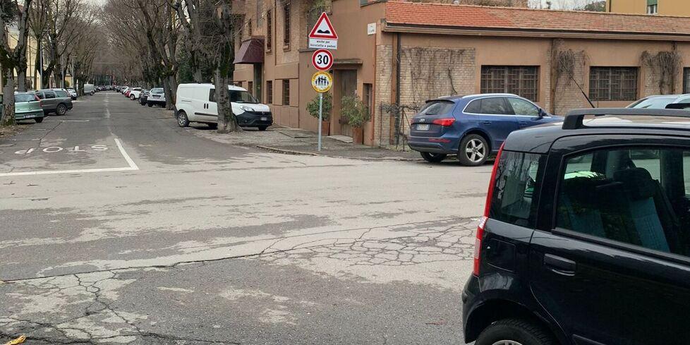 Modena. Altro scontro in via Guicciardini «Basta con il parcheggio selvaggio» 