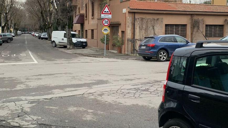 Modena. Altro scontro in via Guicciardini «Basta con il parcheggio selvaggio»