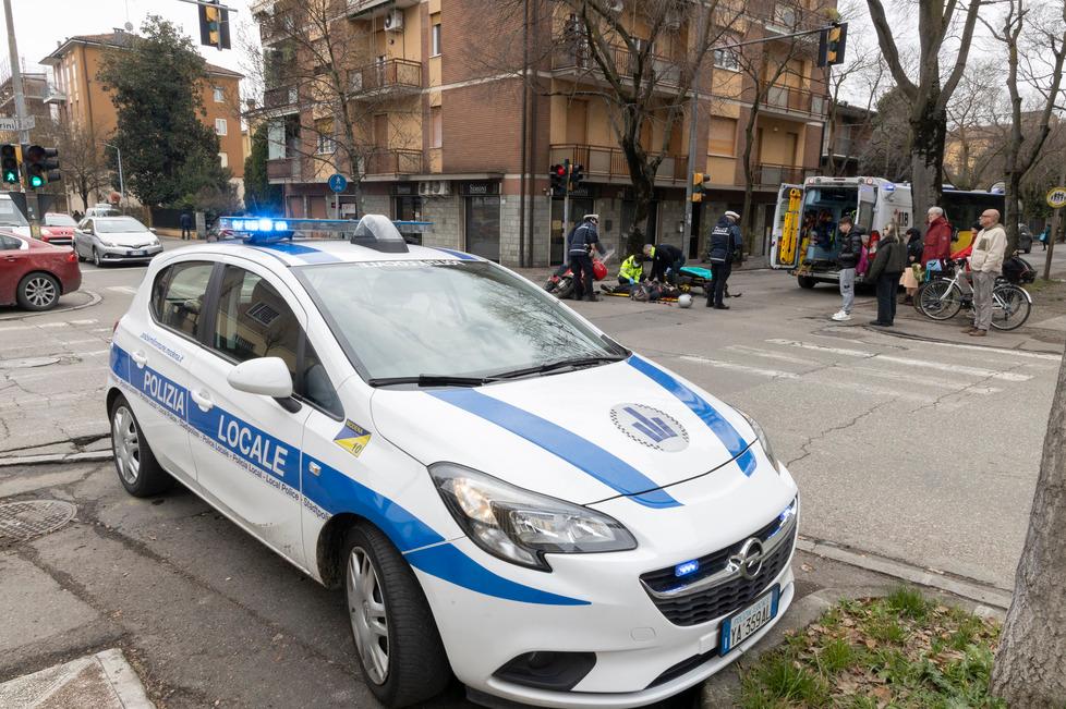 Modena. Auto contro scooter all’incrocio: una ferita 