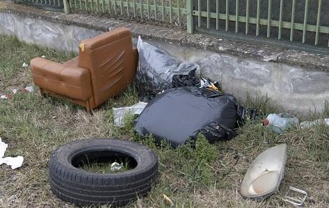 Modena e dintorni… Discariche abusive con tubi, cavi, amianto e gomme