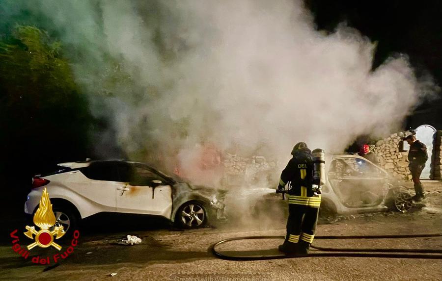 Olbia, a fuoco due auto in sosta: non si esclude l’atto doloso