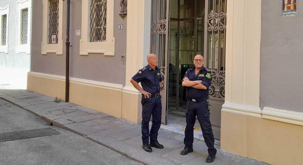 Livorno, picchia la ex e morde sua figlia: portuale condannato a 4 anni