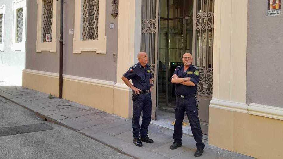 Livorno, picchia la ex e morde sua figlia: portuale condannato a 4 anni