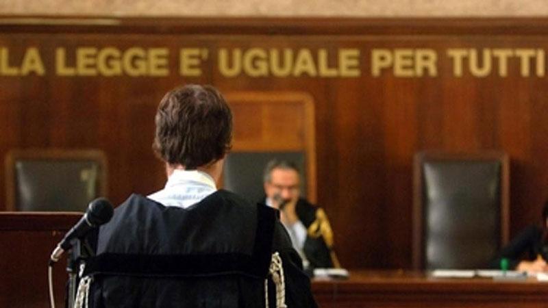 «Ti sfregiamo con l’acido», lei lo lascia ma viene minacciata dall’ex e i suoi sodali